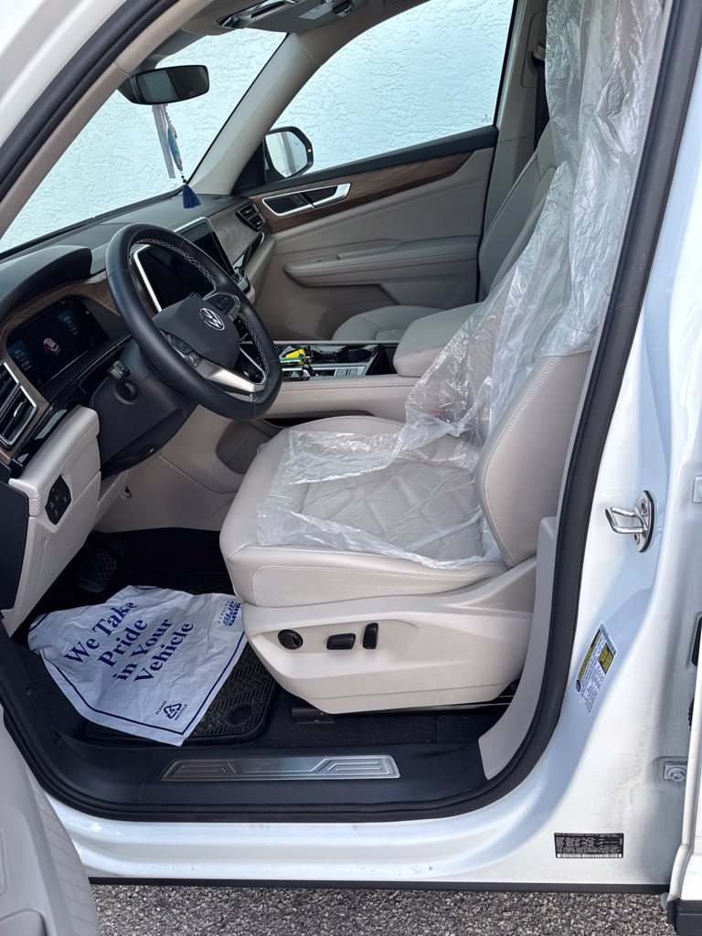 Certified 2025 Volkswagen Atlas SE w/ Panoramic Sunroof Package FWD image 6