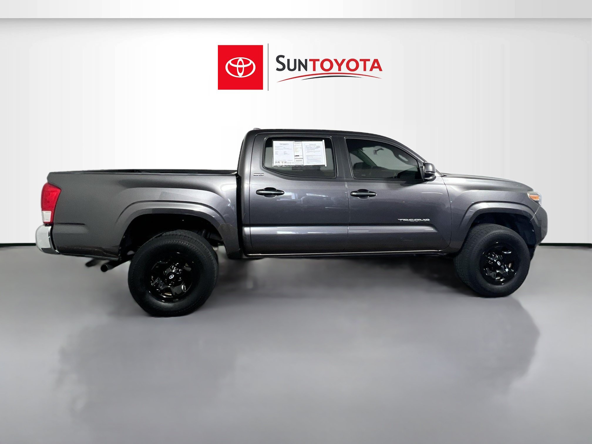 Used 2016 Toyota Tacoma SR5 w/ Towing Package RWD image 2
