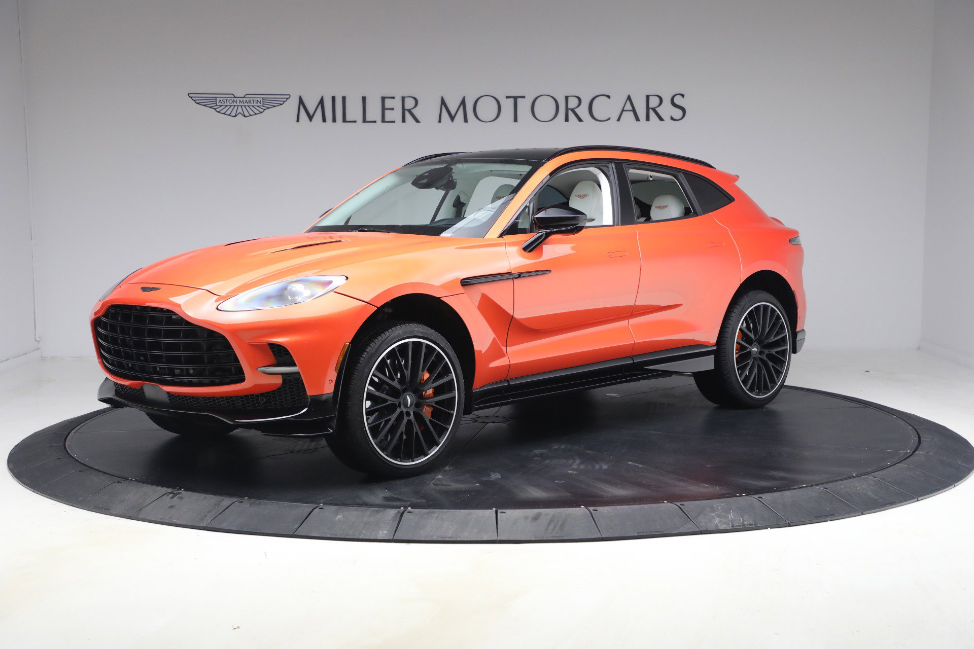 Used 2024 Aston Martin DBX 707 image 2