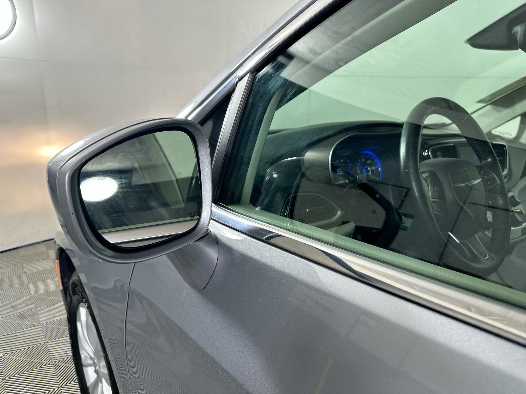 Used 2019 Chrysler Pacifica Touring-L FWD image 10
