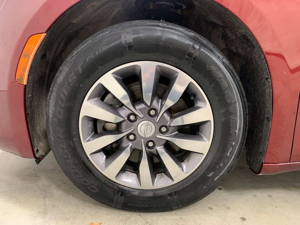 Used 2019 Chrysler Pacifica Touring-L Plus FWD image 2