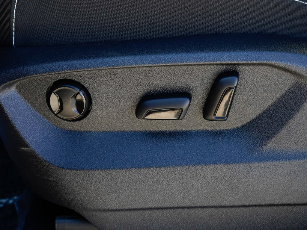 Used 2025 Volkswagen Atlas Cross Sport SE w/ Panoramic Sunroof Package image 36