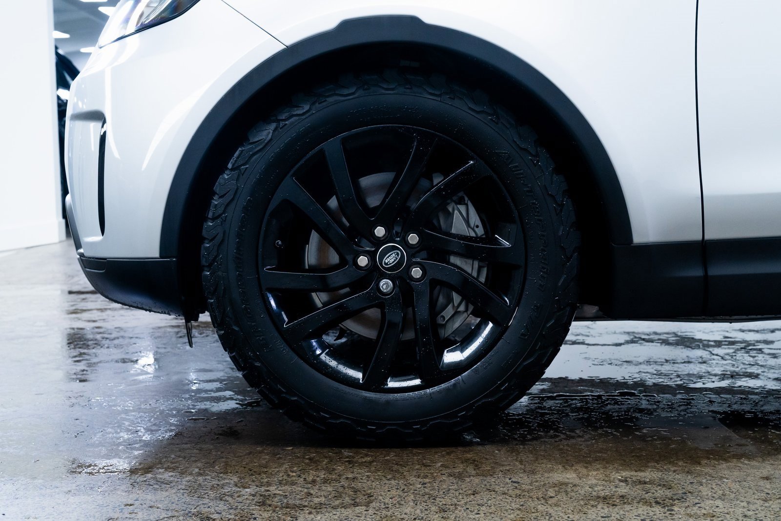 Used 2018 Land Rover Discovery SE image 7