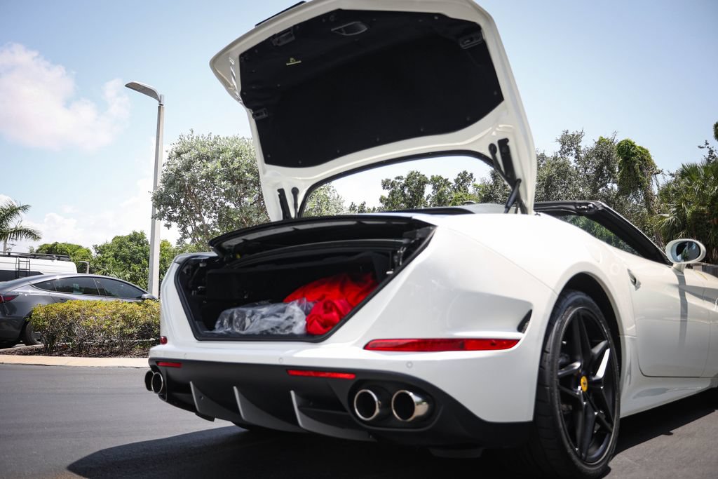 Used 2015 Ferrari California T RWD image 23