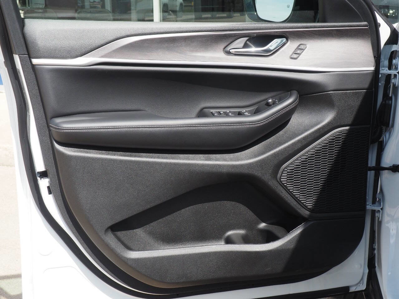 New 2025 Jeep Grand Cherokee L Limited image 10
