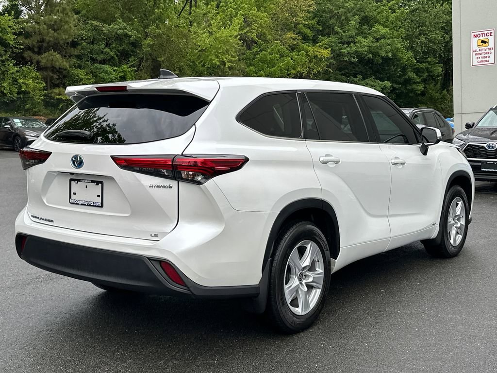 Used 2022 Toyota Highlander LE AWD/4WD image 4
