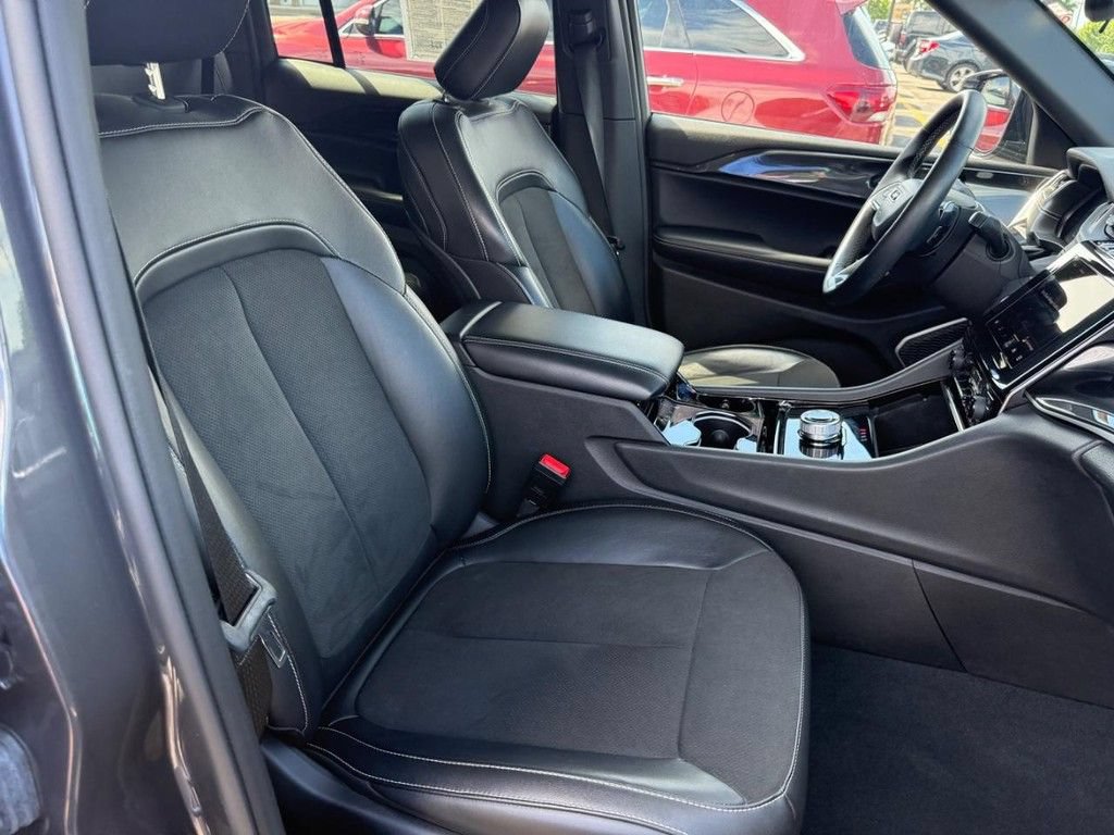 Used 2022 Jeep Grand Cherokee Altitude AWD/4WD image 6