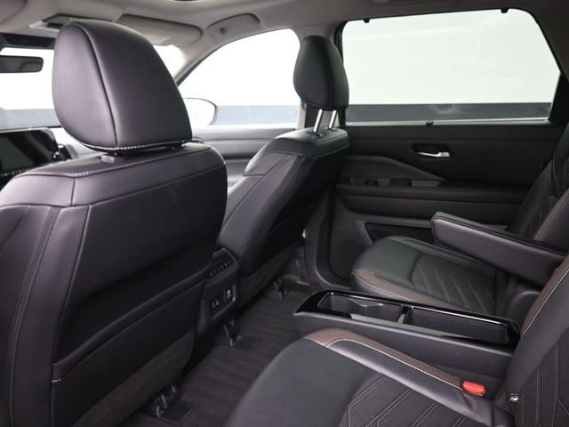 Used 2024 Nissan Pathfinder Platinum image 10
