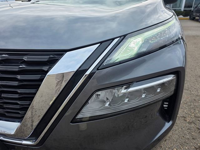 Used 2023 Nissan Rogue SV image 3