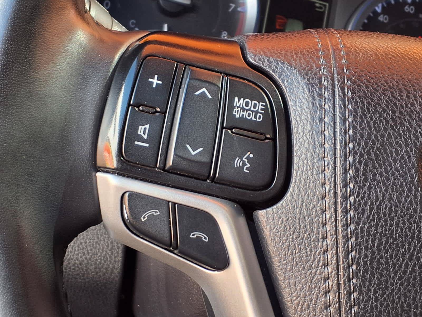 Used 2019 Toyota Highlander SE w/ Carpet Mat Package (TMS) FWD image 25