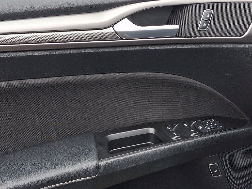 Used 2017 Ford Fusion SE FWD image 13
