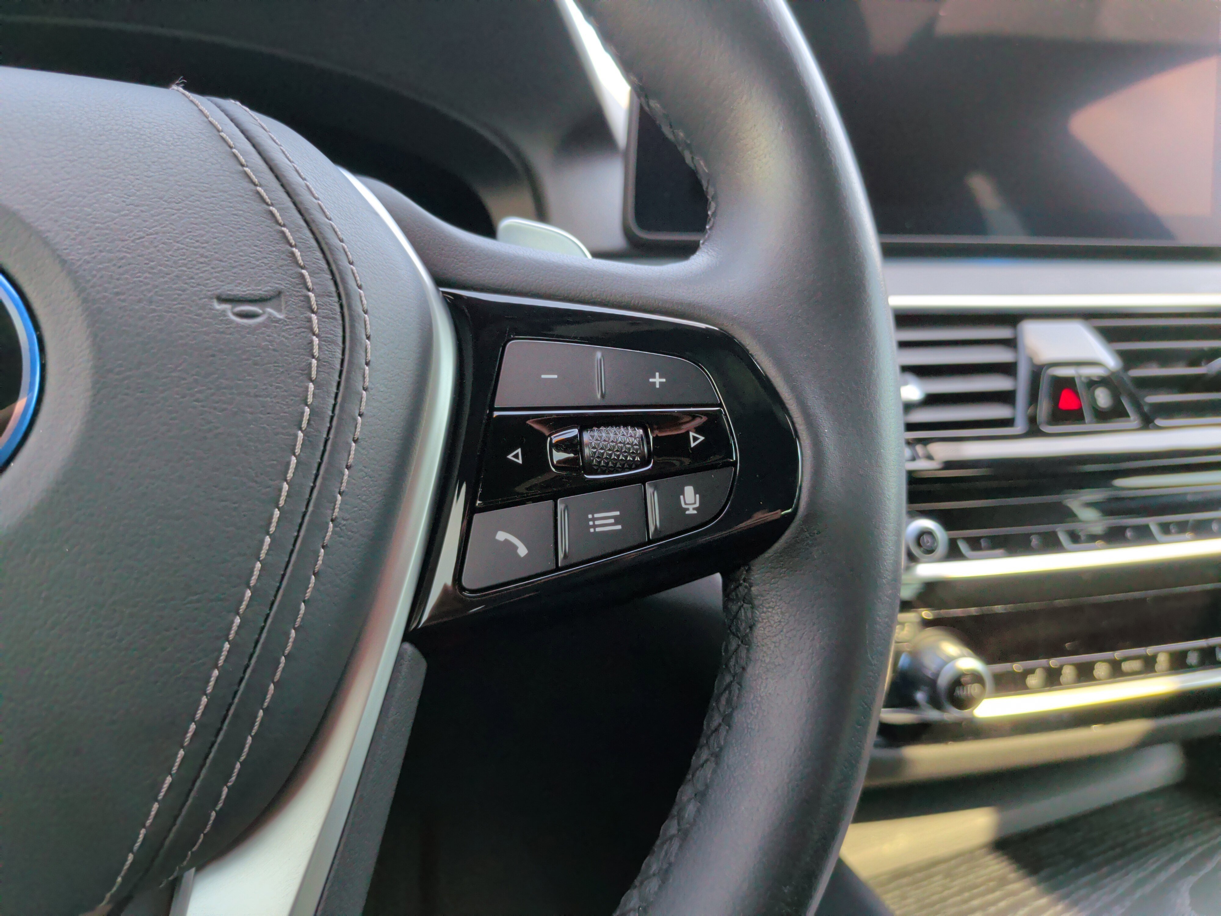 Certified 2023 BMW 530e w/ Premium Package image 25