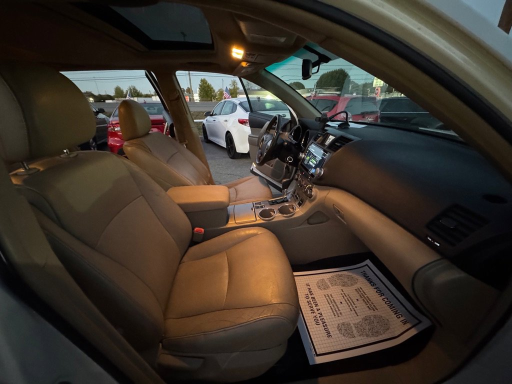 Used 2012 Toyota Highlander SE w/ Tow Pkg image 9