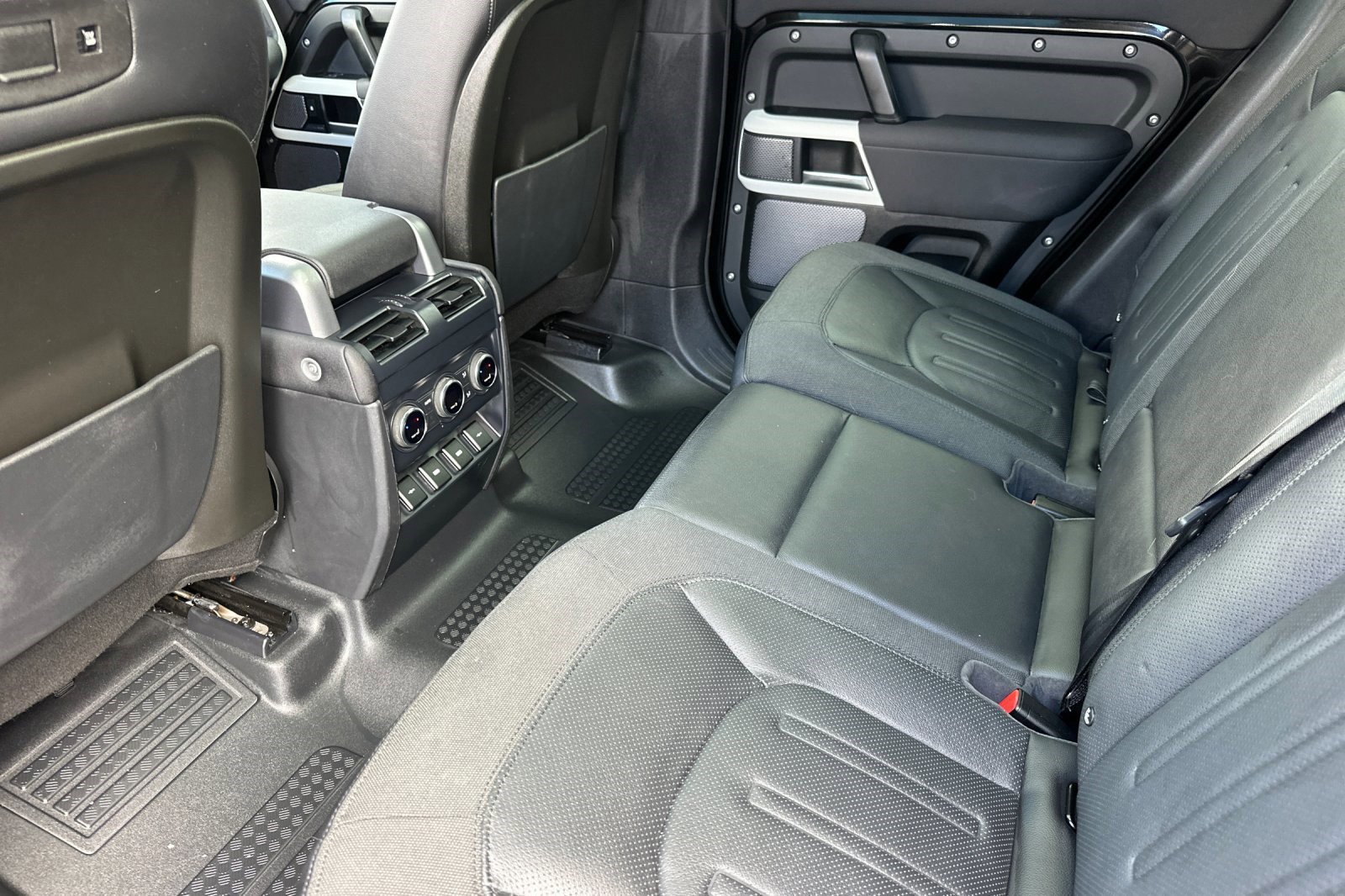 Used 2020 Land Rover Defender 110 SE image 28