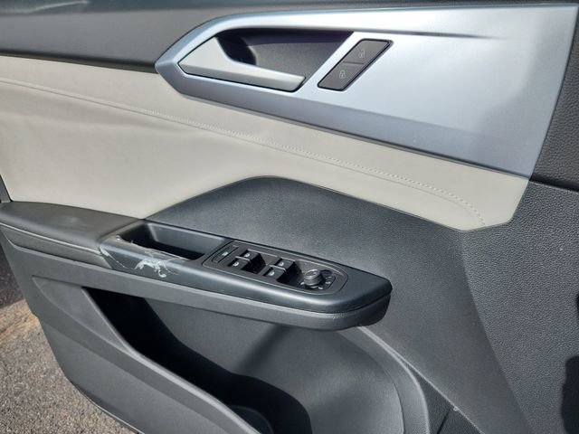 New 2026 Volkswagen Taos SE image 6