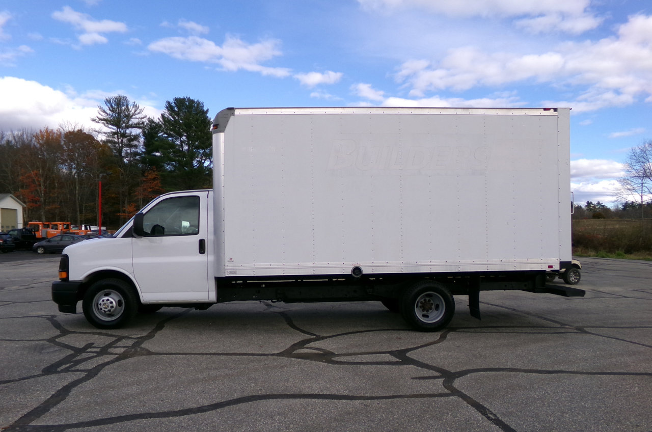 Used 2017 Chevrolet Express 3500 Extended image 2