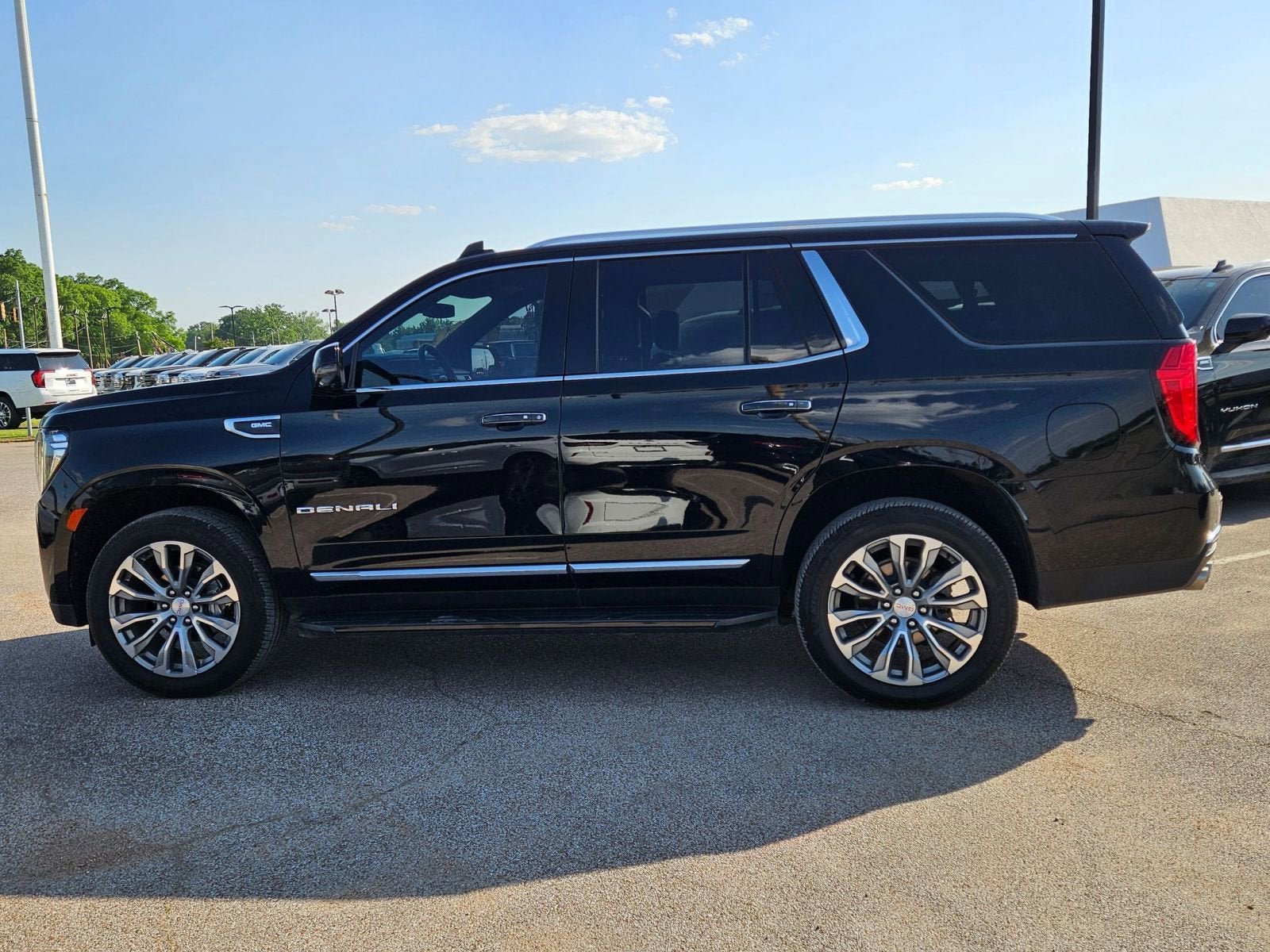 Used 2021 GMC Yukon Denali RWD image 2