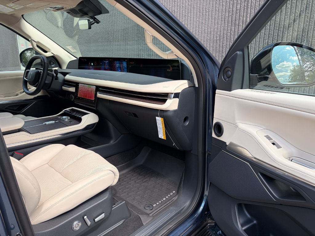 New 2027 Lincoln Navigator Premiere AWD/4WD image 34