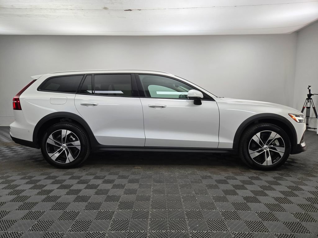 Used 2025 Volvo V60 B5 Cross Country Plus image 11