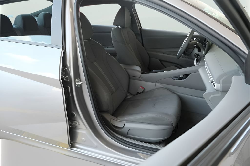 Used 2025 Hyundai Elantra SE FWD image 9