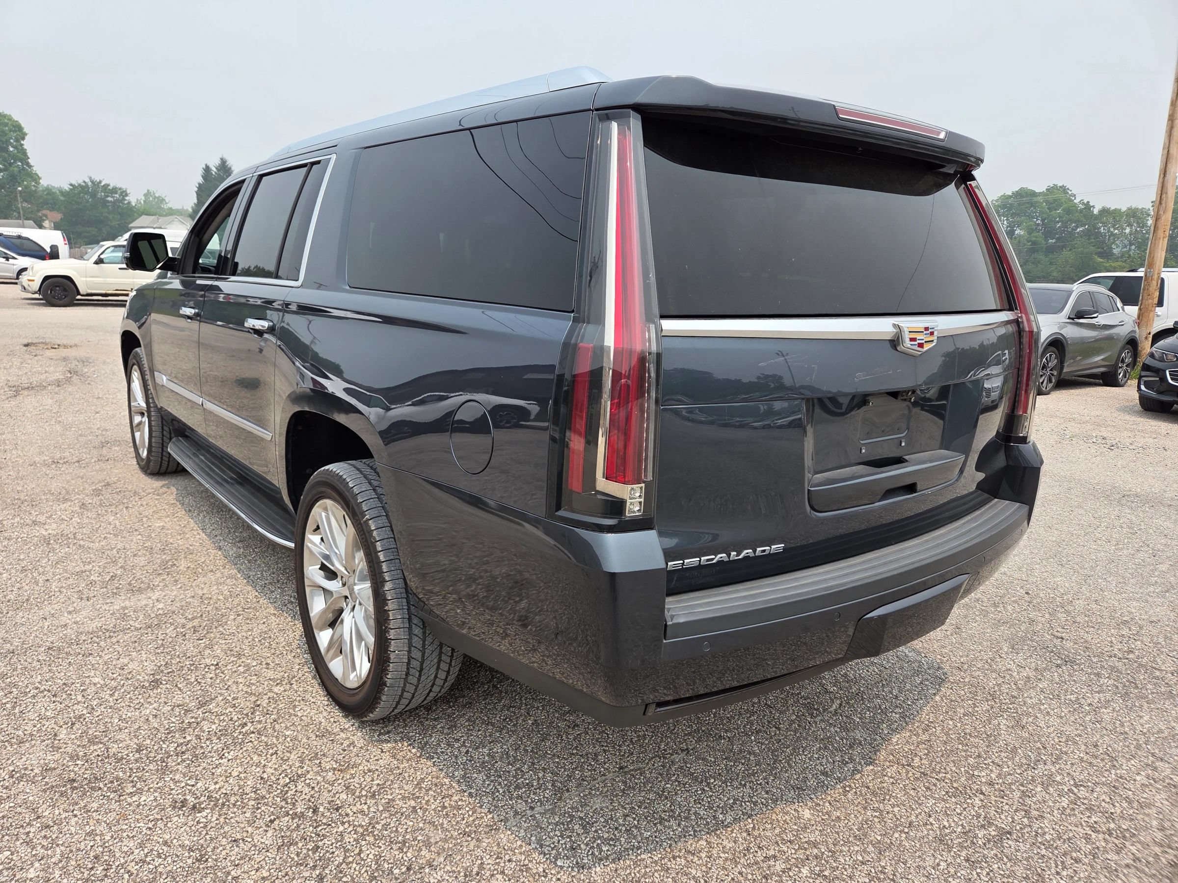 Used 2019 Cadillac Escalade ESV Luxury AWD/4WD image 6