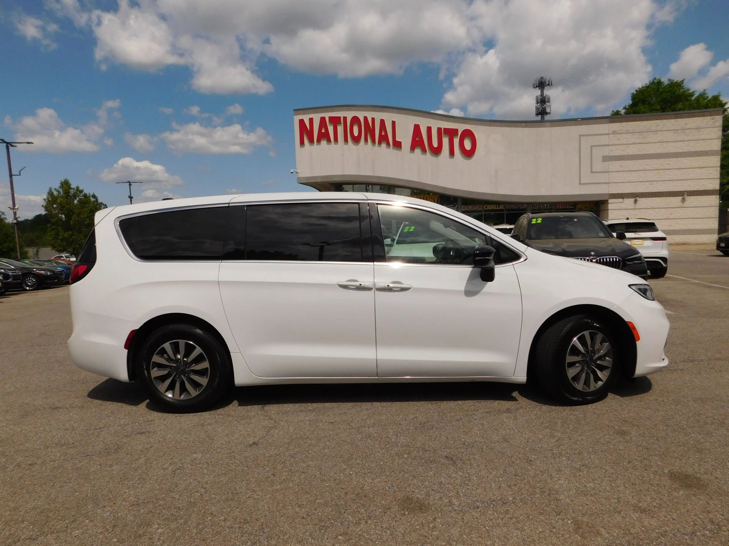 Used 2024 Chrysler Pacifica Limited FWD image 4