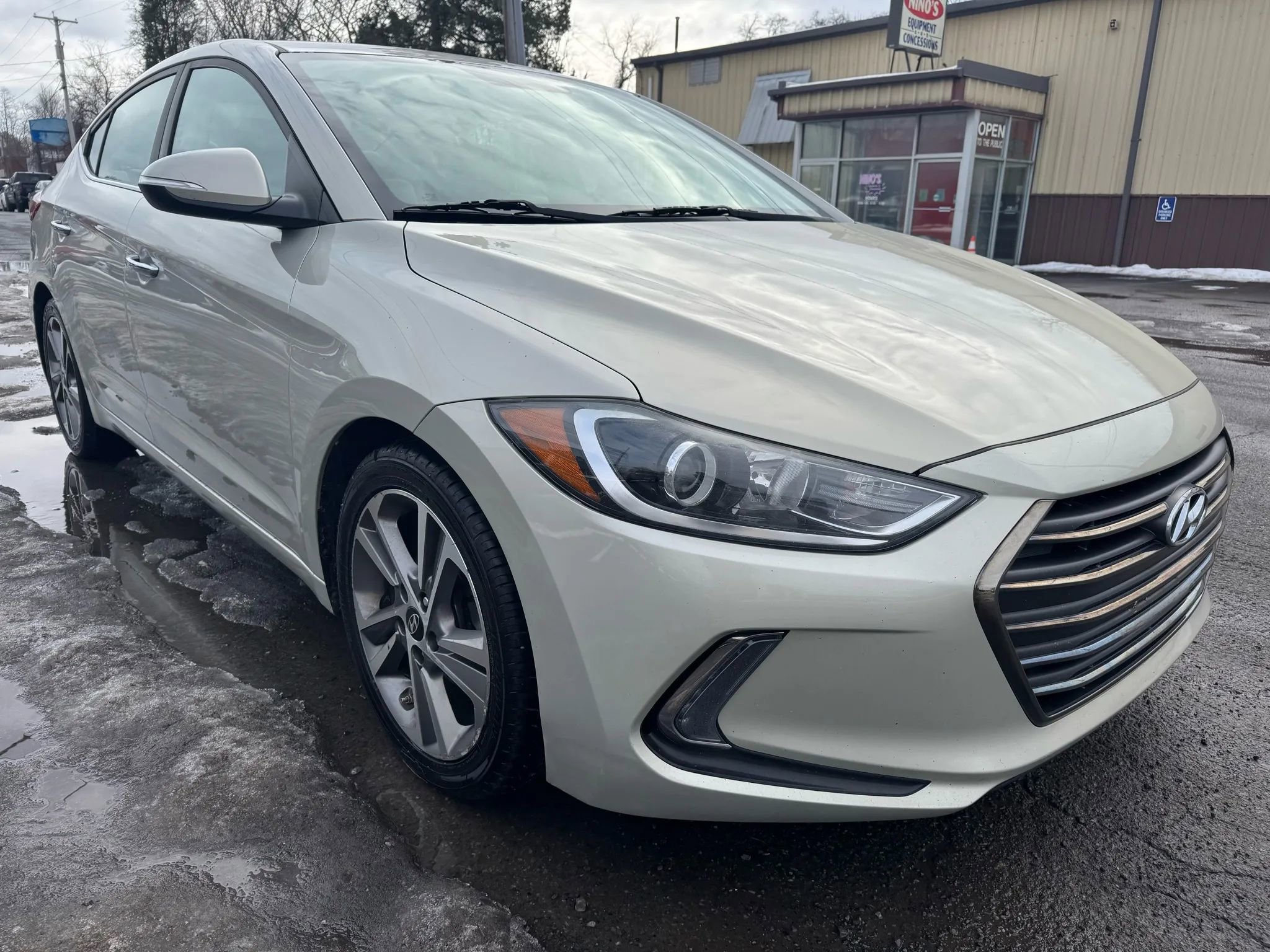 Used 2017 Hyundai Elantra Limited w/ Limited Tech Package 04 image 3