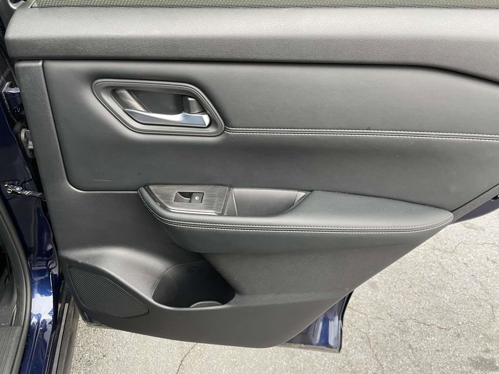 Used 2025 Nissan Rogue SV w/ SV Premium Package image 46