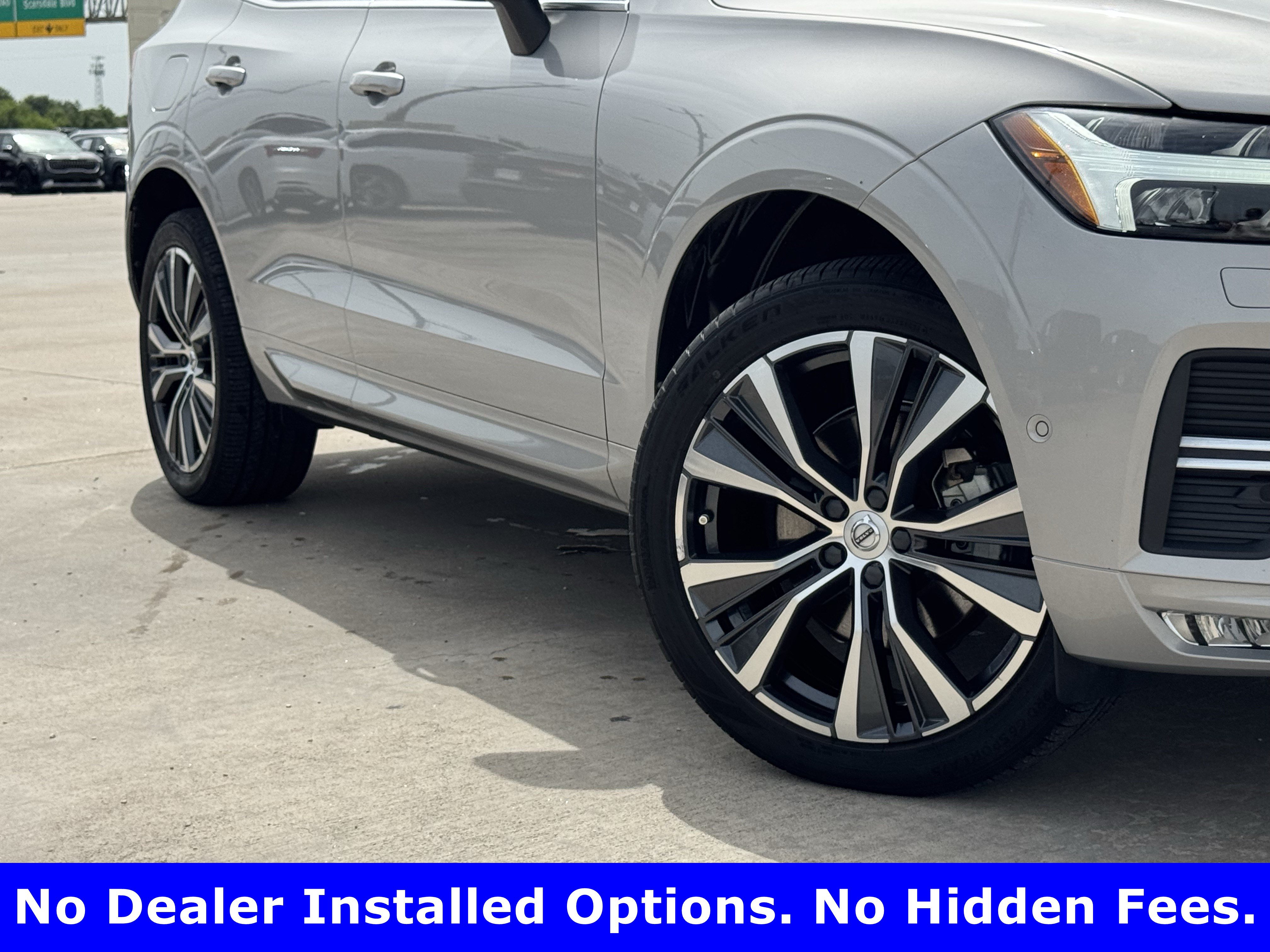 Used 2022 Volvo XC60 B5 Momentum w/ Advanced Package AWD/4WD image 3