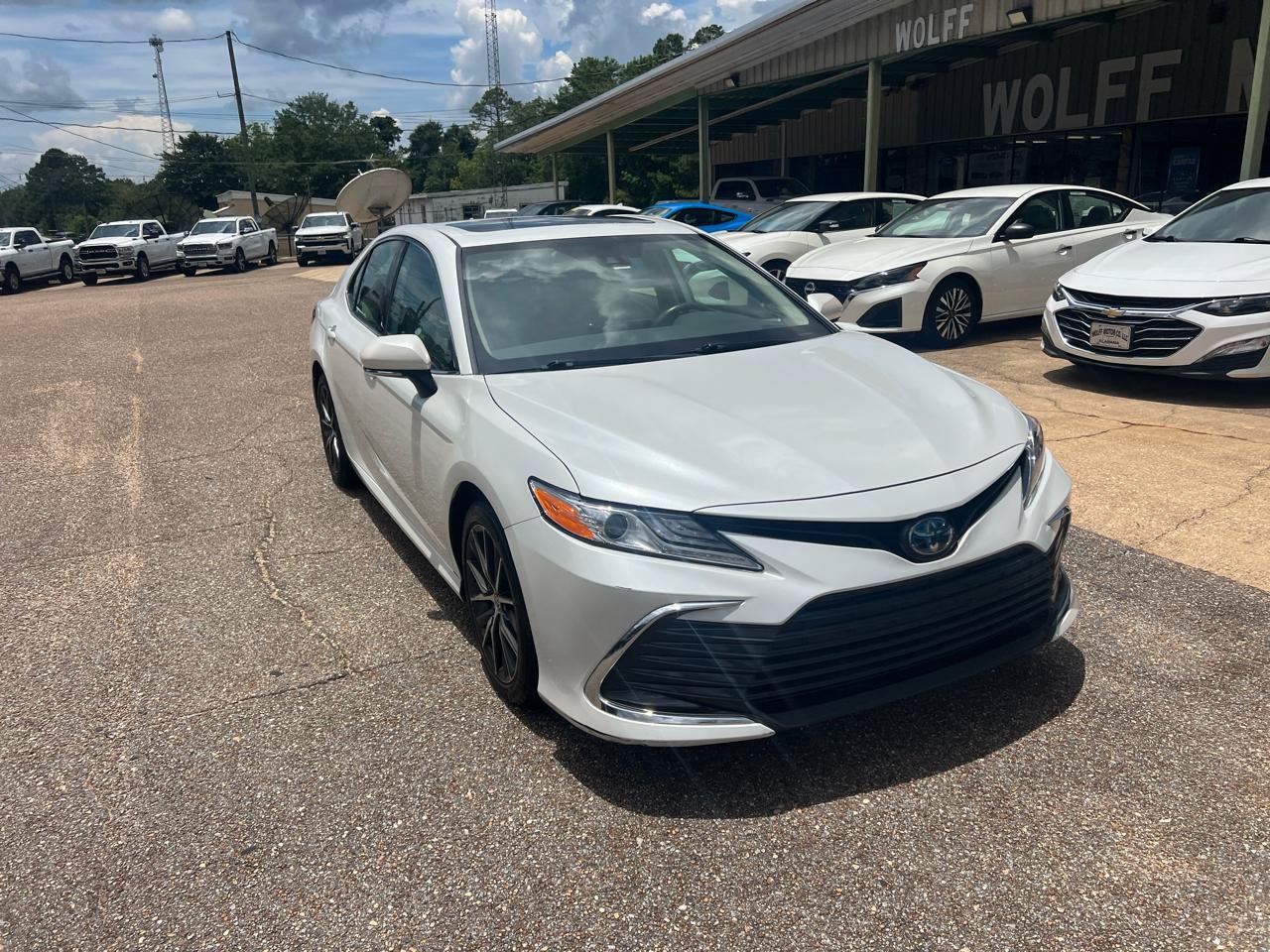 Used 2022 Toyota Camry XLE w/ Cold Weather Package FWD image 4