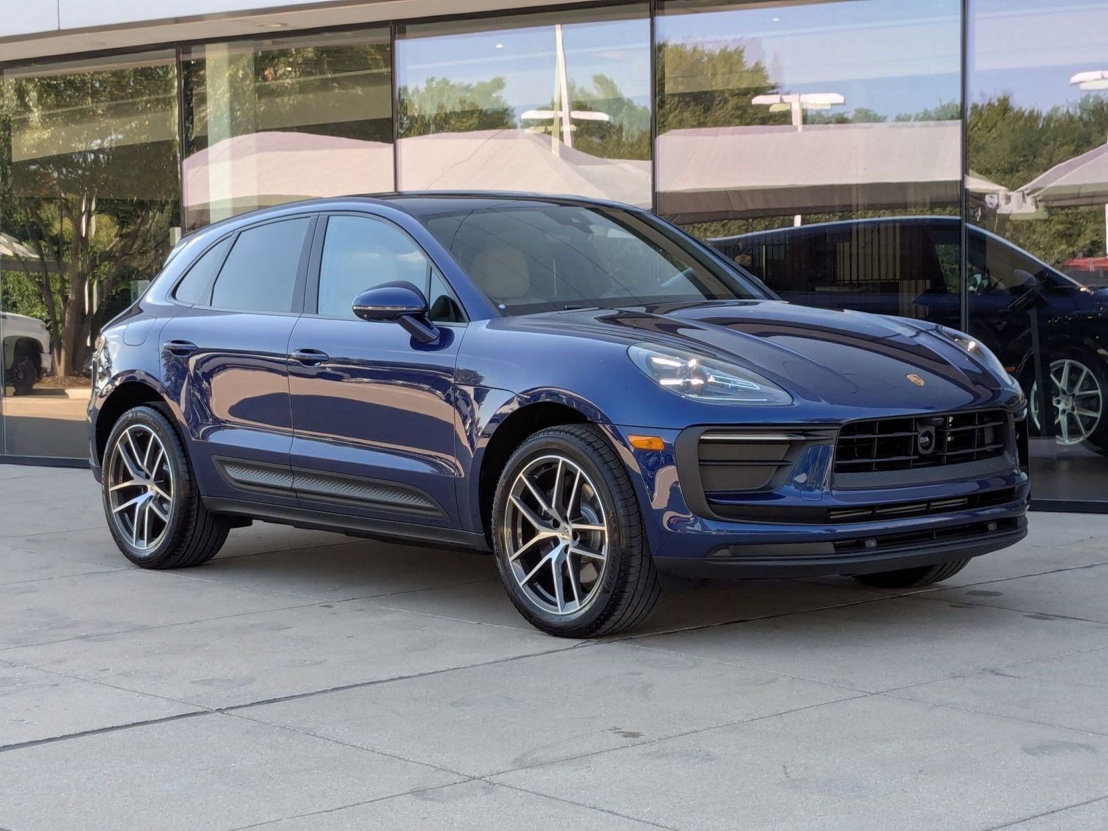 Certified 2025 Porsche Macan image 7