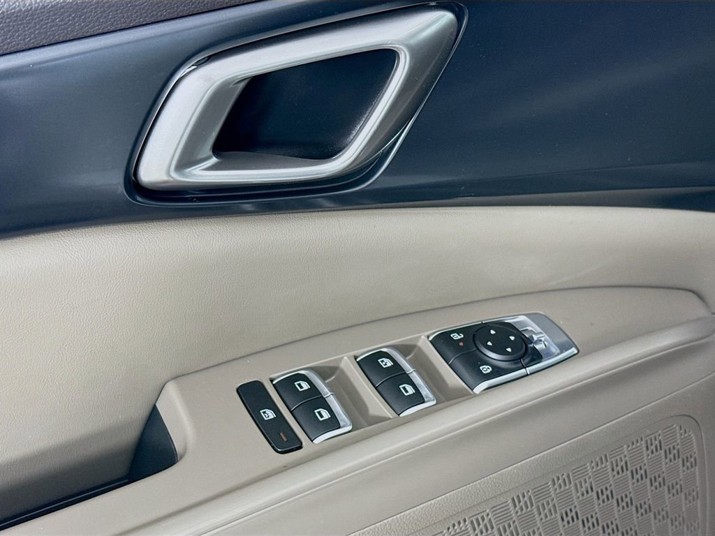 Used 2025 Kia Carnival image 20