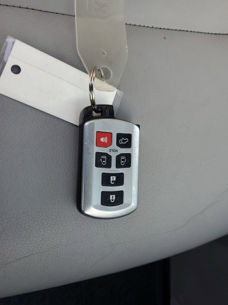 Used 2015 Toyota Sienna XLE image 31