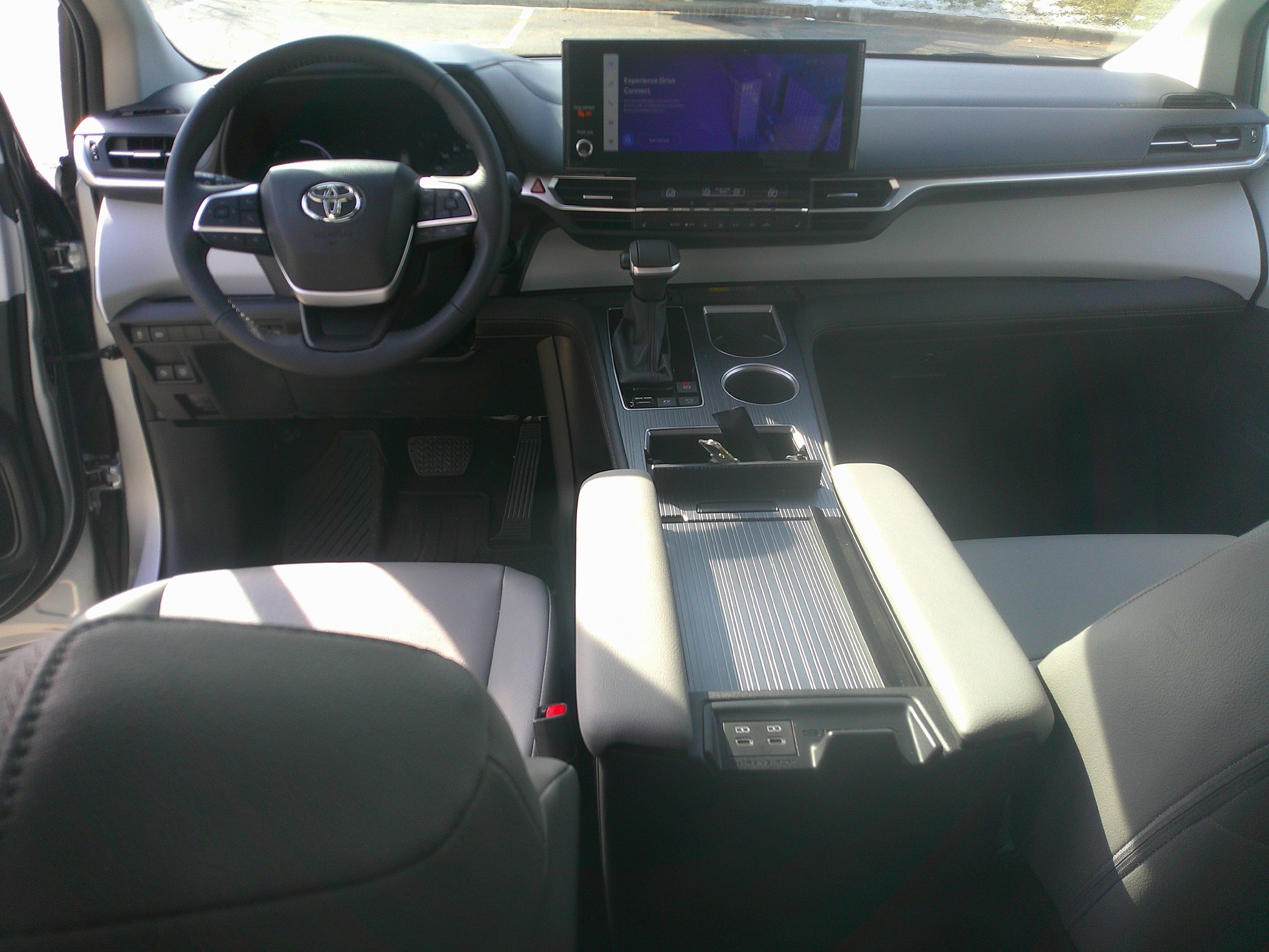Used 2025 Toyota Sienna XLE image 32