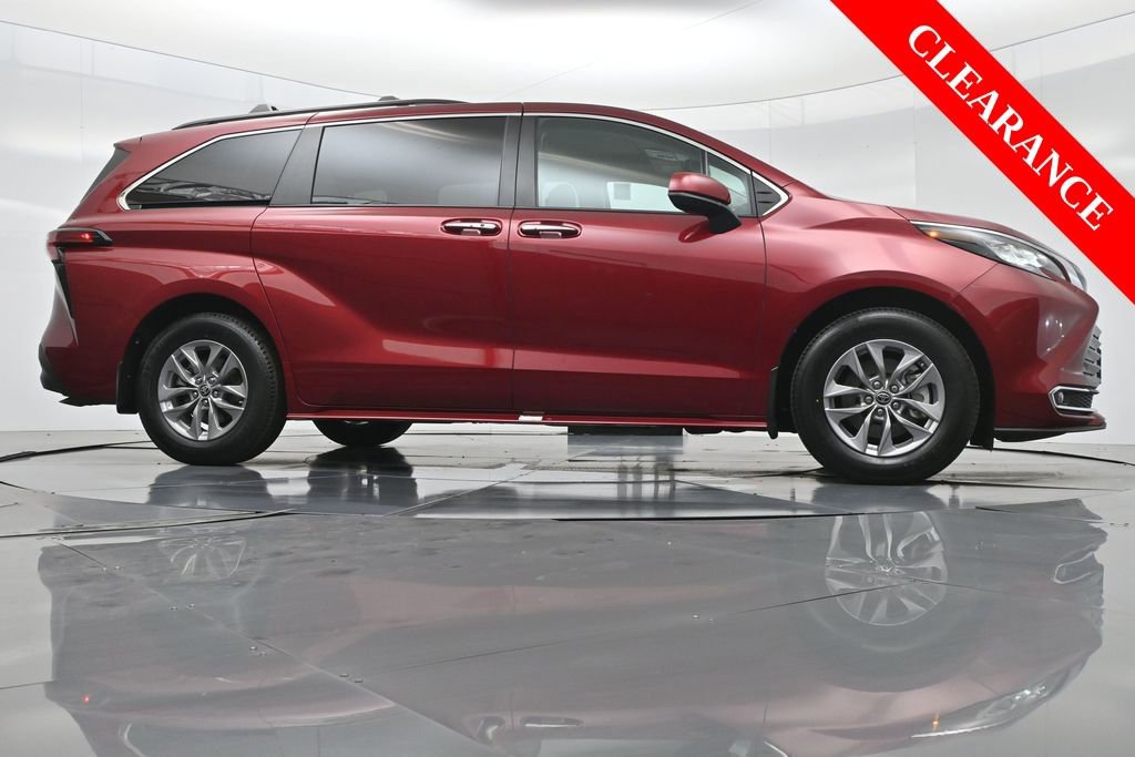 Used 2022 Toyota Sienna XLE image 50