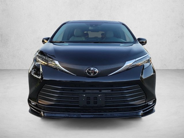 Used 2026 Toyota Sienna XLE FWD image 2