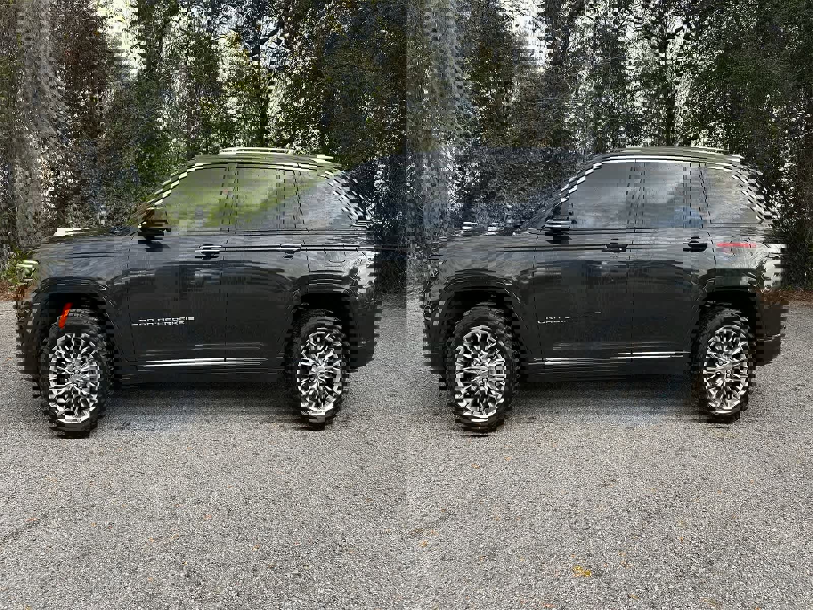 Used 2023 Jeep Grand Cherokee Summit w/ Luxury Tech Group V image 3