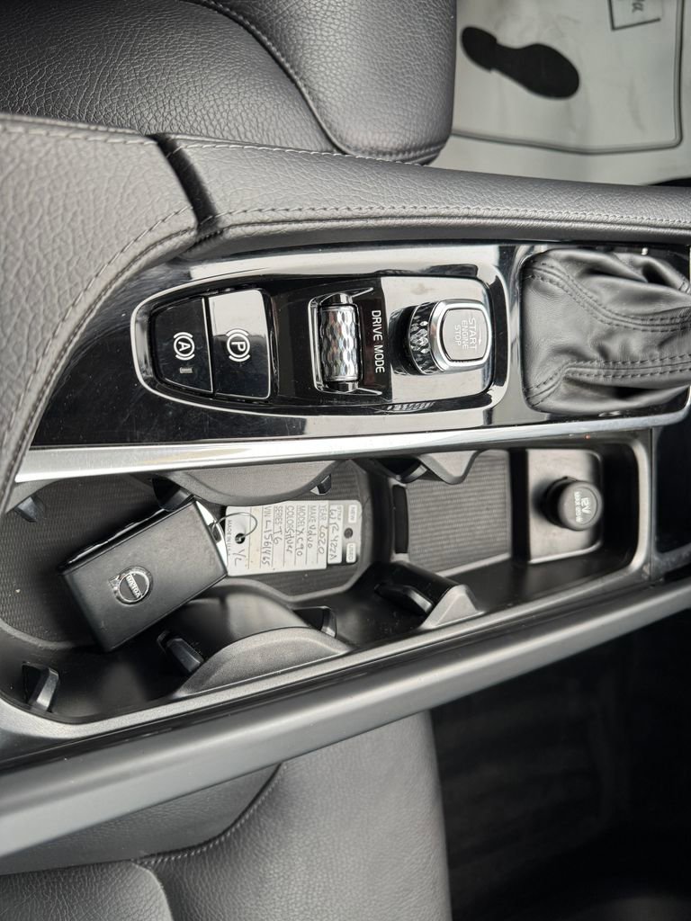Used 2020 Volvo XC90 T6 Momentum w/ Protection Package Premier image 29