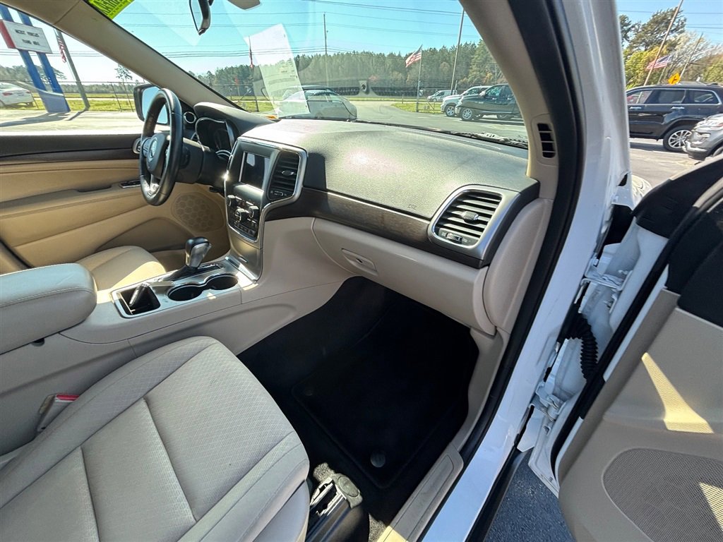 Used 2018 Jeep Grand Cherokee Laredo RWD image 26