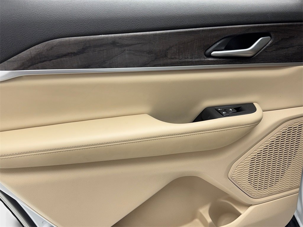 Used 2024 Jeep Grand Cherokee L Limited w/ Black Appearance Package image 42