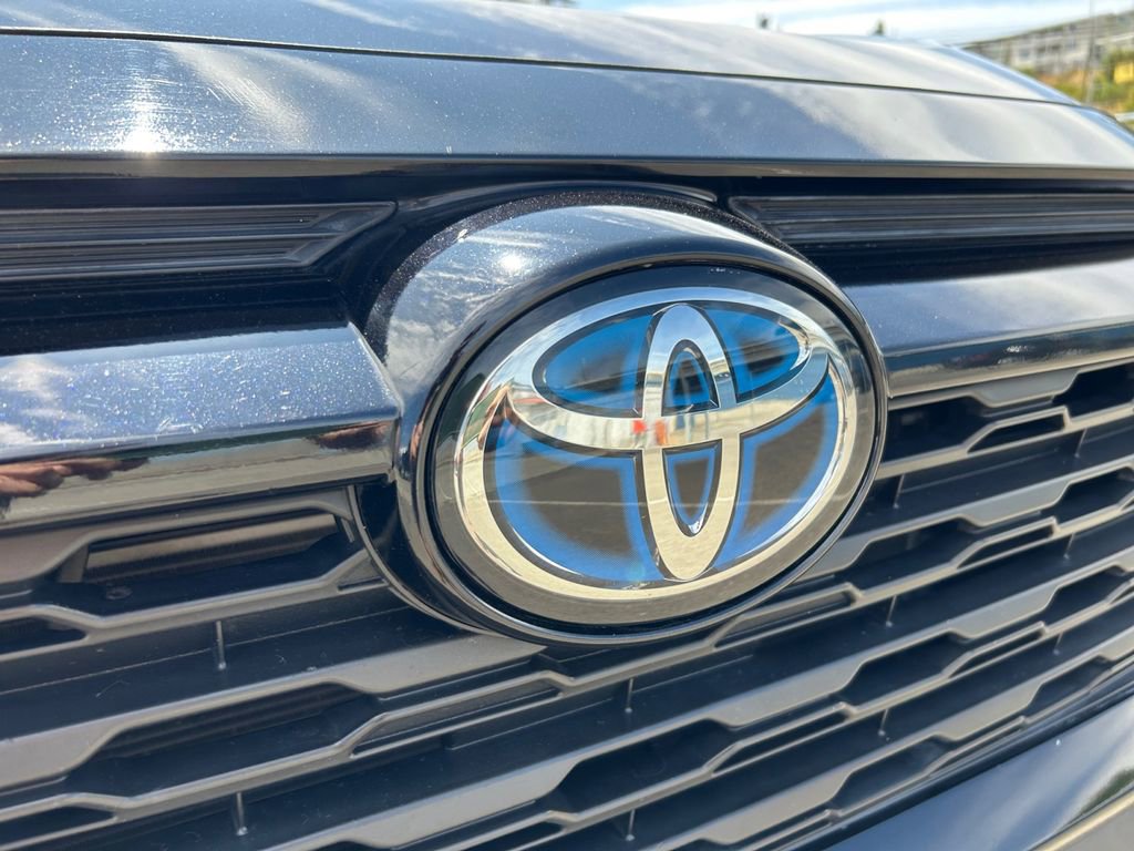 Used 2022 Toyota RAV4 XLE Premium image 31