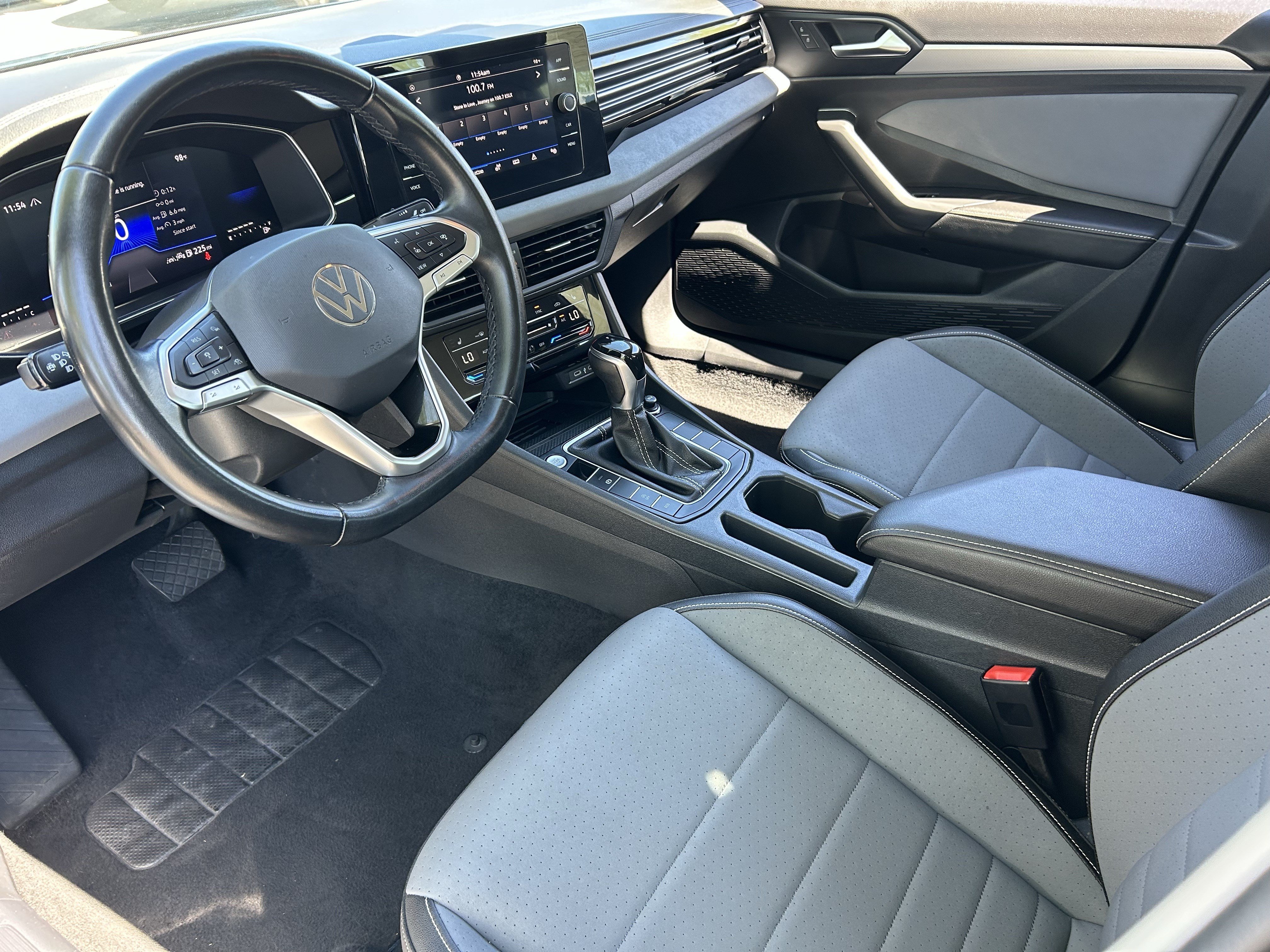 Used 2025 Volkswagen Jetta SE FWD image 16