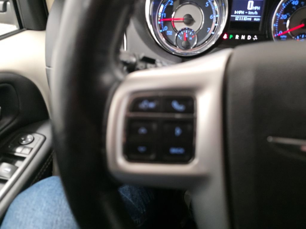 Used 2015 Chrysler Town & Country Touring-L w/ Driver Convenience Group image 16