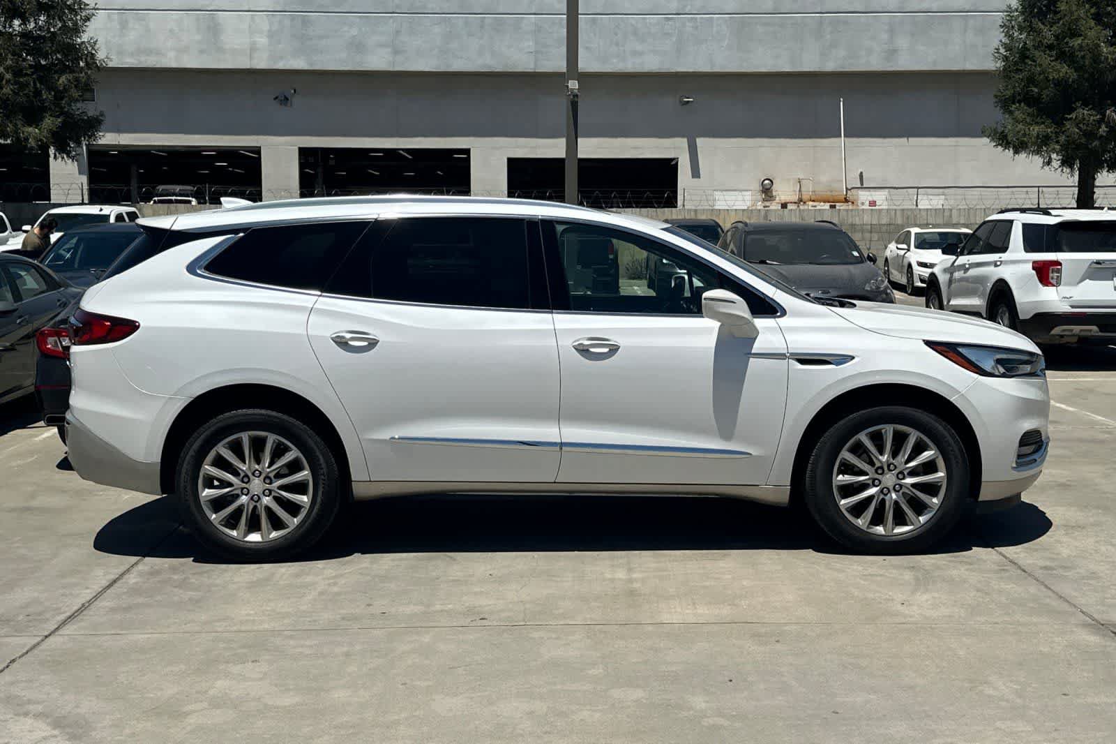 Used 2020 Buick Enclave Premium w/ Sun and Sites Package FWD image 9