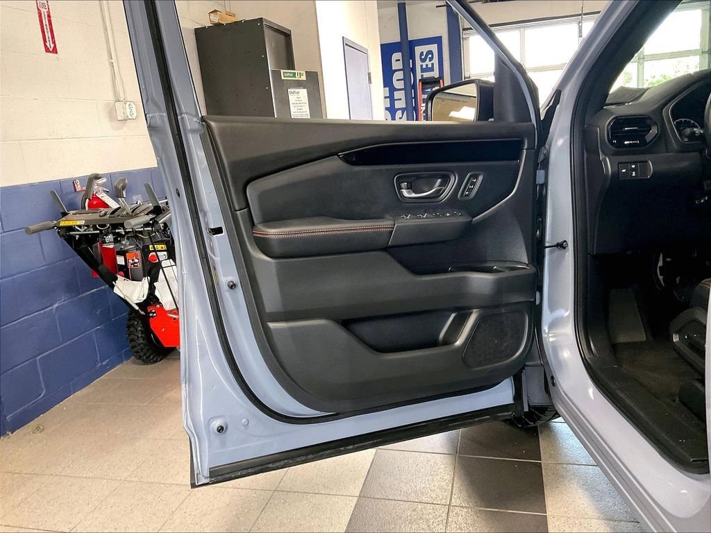 Used 2025 Honda Pilot TrailSport image 9