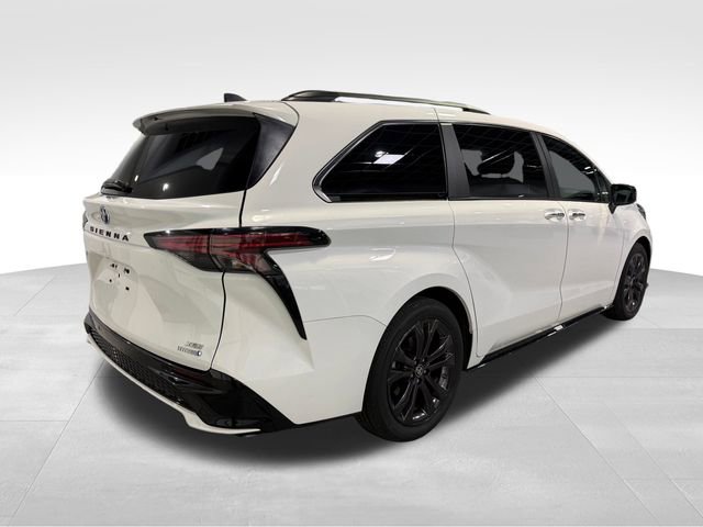 Used 2022 Toyota Sienna XSE image 7