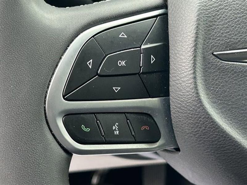Used 2024 Chrysler Pacifica Touring-L FWD image 10