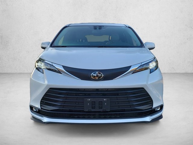 Used 2026 Toyota Sienna XLE FWD image 2