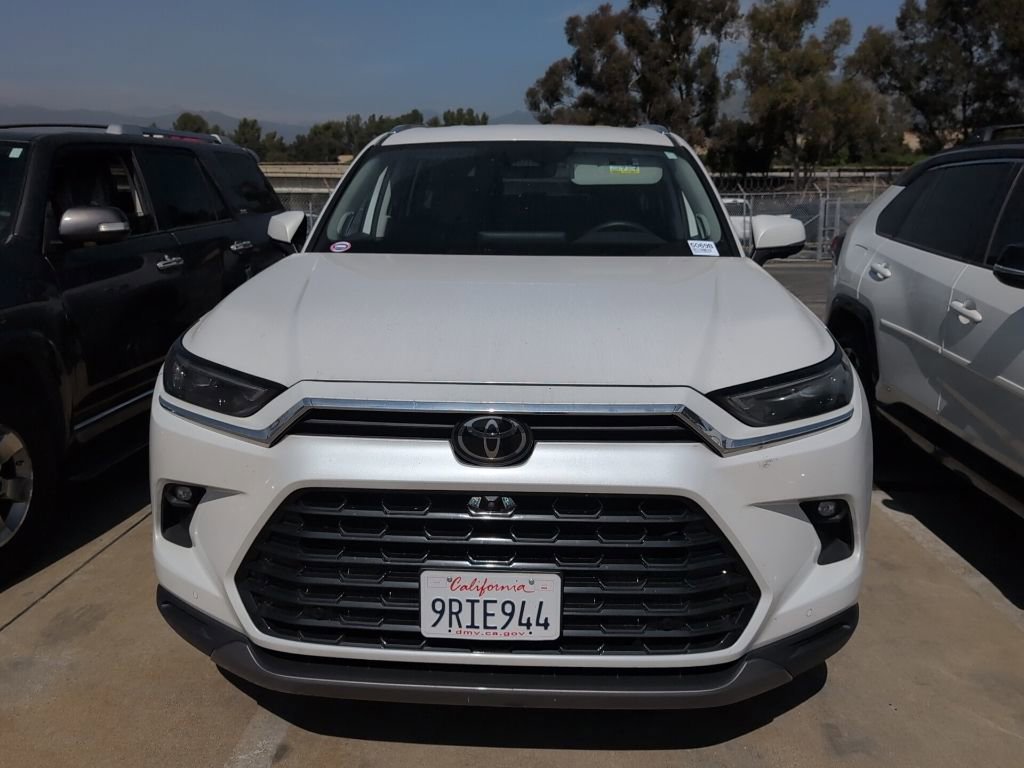 Used 2024 Toyota Grand Highlander AWD image 2