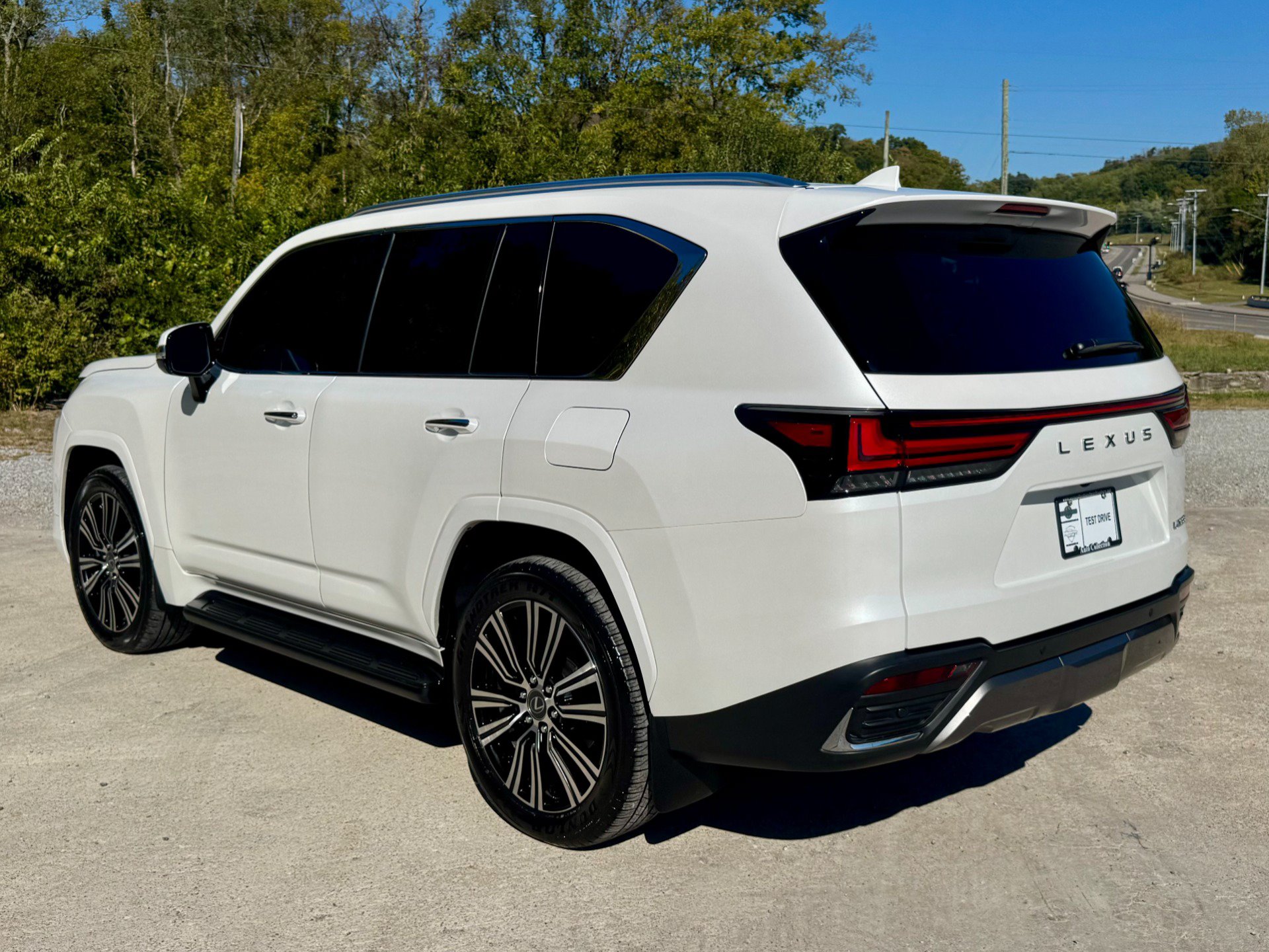 Used 2024 Lexus LX 600 4WD w/ Luxury Package image 4